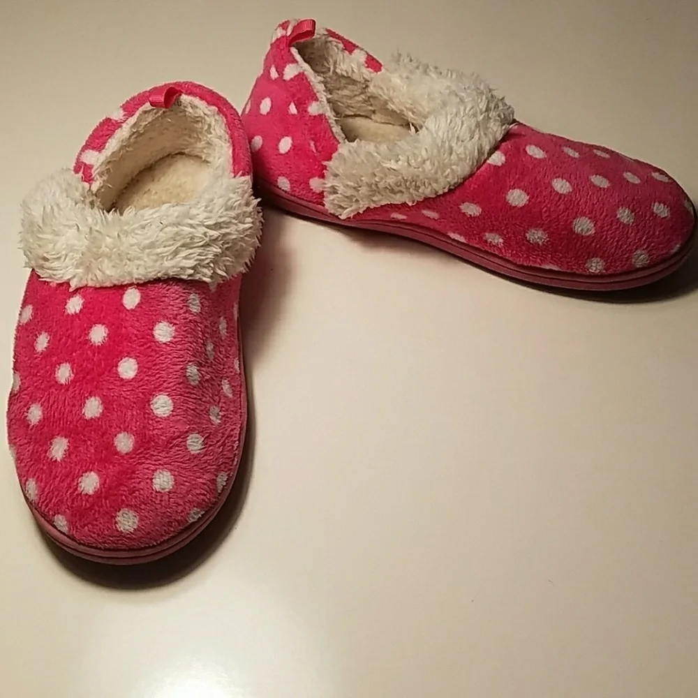 Kids size M (13-1)Fuzzy Pink & white dot Slippers